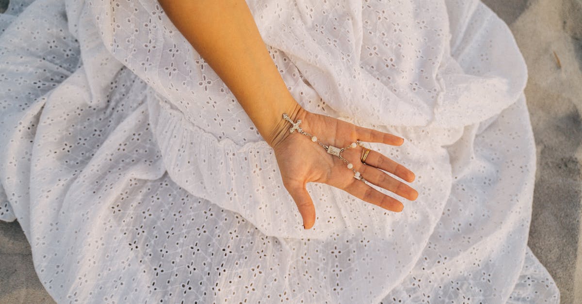 découvrez notre magnifique bague chapelet, un bijou unique qui allie élégance et spiritualité. portez ce symbole de foi et de dévotion tout en ajoutant une touche chic à votre style. idéale pour les occasions spéciales ou pour un usage quotidien.