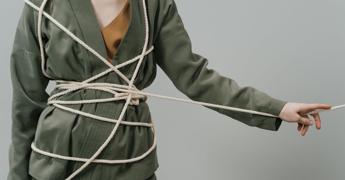 découvrez l'univers du bondage rope : techniques sécurisées, choix de cordes, conseils d'utilisation et idées pour explorer le plaisir et la complicité en toute confiance dans la pratique du shibari ou du bondage érotique.