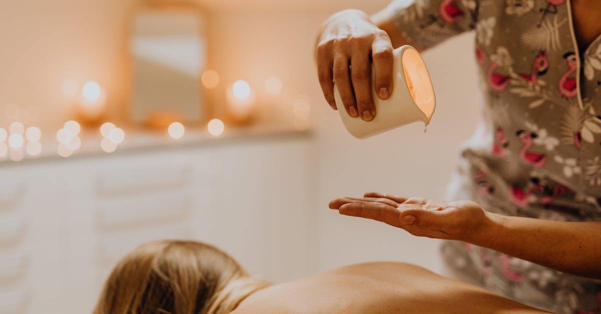 découvrez notre huile de massage comestible, idéale pour des moments de détente gourmands. sa texture onctueuse et son parfum délicat subliment votre peau et éveillent les sens. parfaite pour pimenter vos instants en couple.