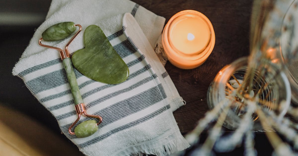 découvrez les bienfaits de la massage candle : une bougie de massage qui fond en une huile chaude et hydratante pour une expérience de soin relaxante et sensorielle à la maison.