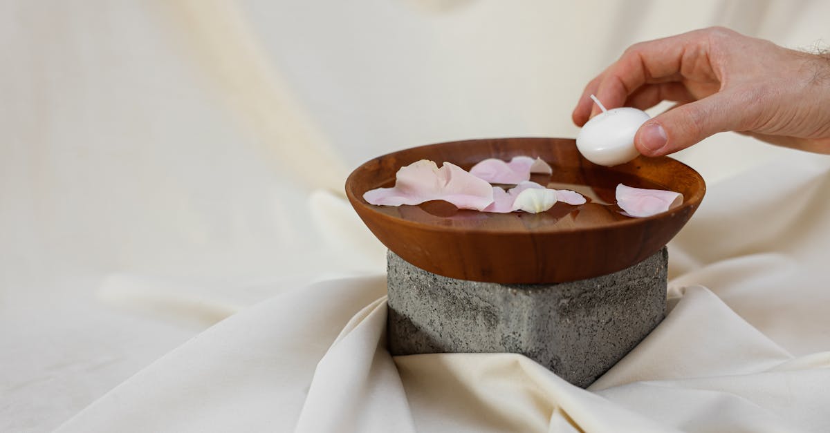 découvrez la bougie de massage, un produit 2-en-1 qui diffuse une ambiance relaxante et se transforme en huile chaude pour offrir des moments de détente et de bien-être lors de vos massages à la maison.