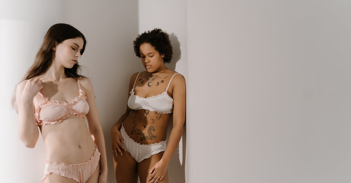 découvrez l'élégance et la sensualité à travers notre lingerie raffinée, conçue pour sublimer votre charme naturel avec style et confort.